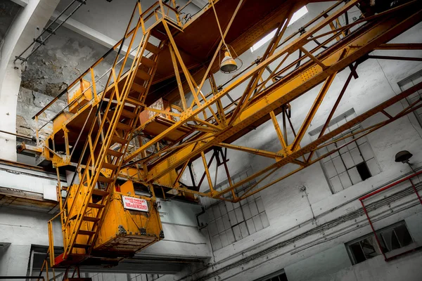 Gelber Kran aus nächster Nähe in Fabrik — Stockfoto