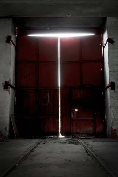 Červená kovová brána v továrně — Stock fotografie