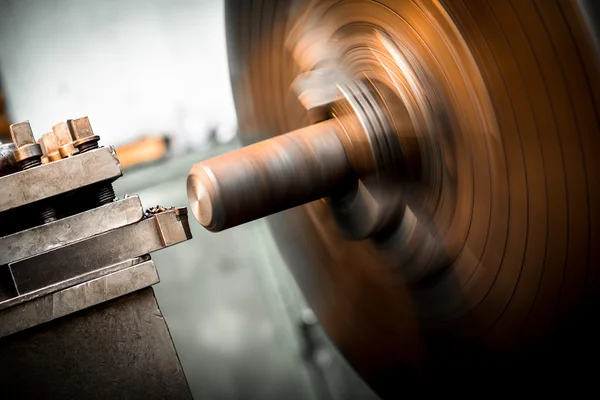 Torno máquina na oficina de metal — Fotografia de Stock