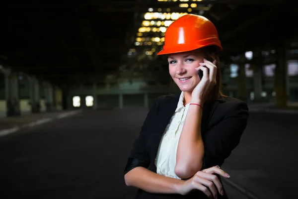 Fille ouvrière dans l'usine — Photo