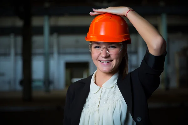 Trabalhador feminino na fábrica — Fotografia de Stock