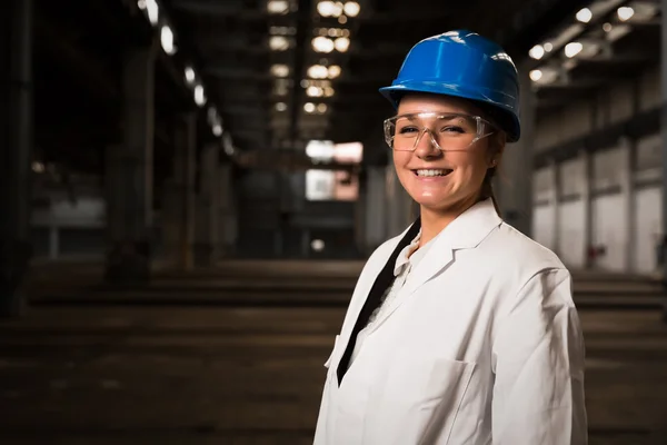 Trabalhador feminino na fábrica — Fotografia de Stock