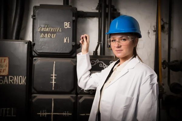 Trabalhador feminino na fábrica — Fotografia de Stock