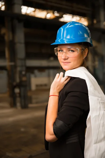 Meisje werknemer in de fabriek — Stok fotoğraf