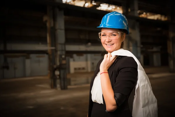 Ragazza operaia in fabbrica — Foto Stock