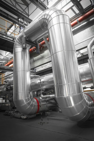 Rohre in einem modernen Wärmekraftwerk — Stockfoto