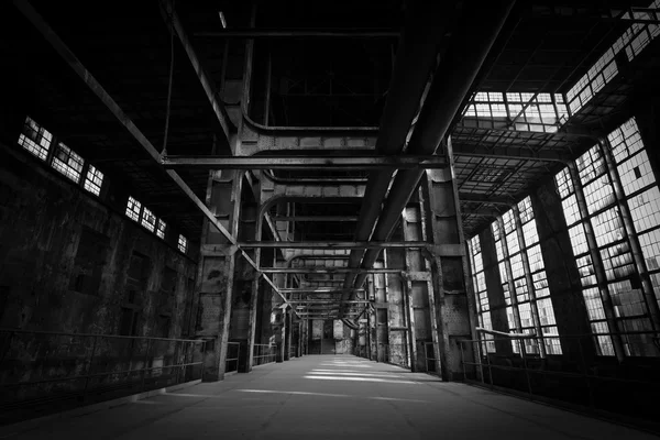 Industrieller Innenraum aufgegeben — Stockfoto