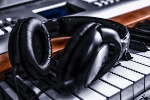 Piano keyboard with headphones — Stock Photo, Image