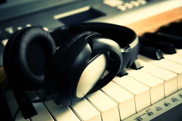 Kulaklıklı piyano klavyesi