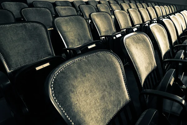 Cadeiras em um teatro velho — Fotografia de Stock