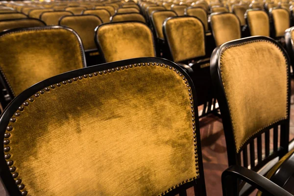 Stolar i en gammal teater — Stockfoto