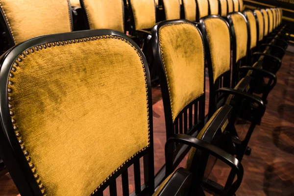 Cadeiras em um teatro velho — Fotografia de Stock