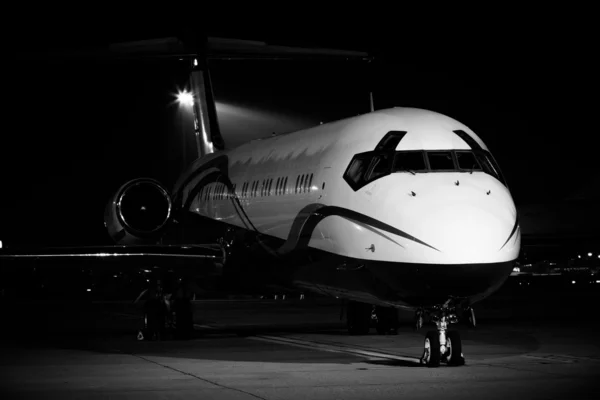 空港で夜軽飛行機 — ストック写真