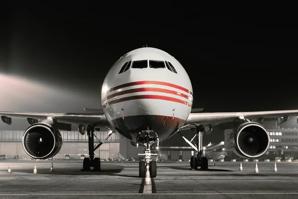 's avonds lichte vliegtuigen op een luchthaven — Stockfoto