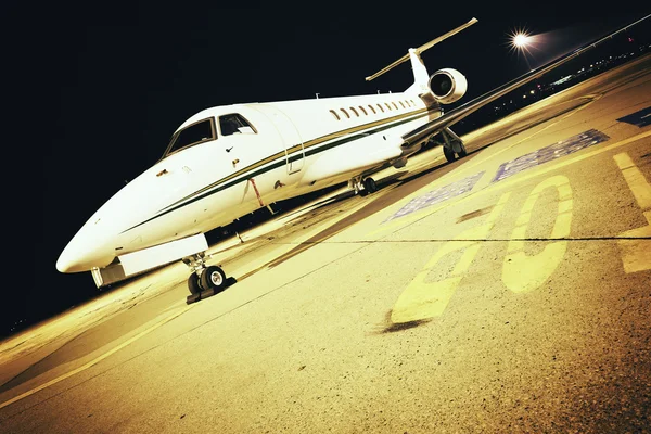 Avión noche luz —  Fotos de Stock