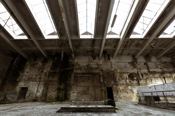 Abandonar el interior industrial — Foto de Stock