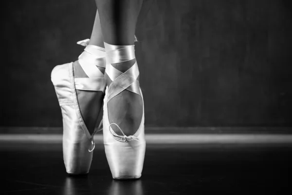 Young ballerina dancing — Stock Photo, Image