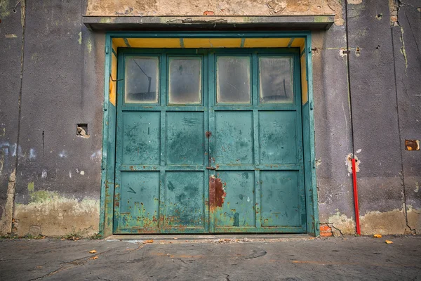 Vecchio cancello metallico industriale — Foto Stock