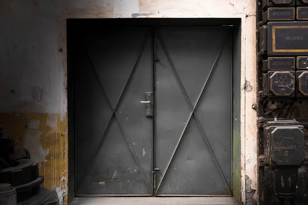 Gamla industriella metal gate — Stockfoto