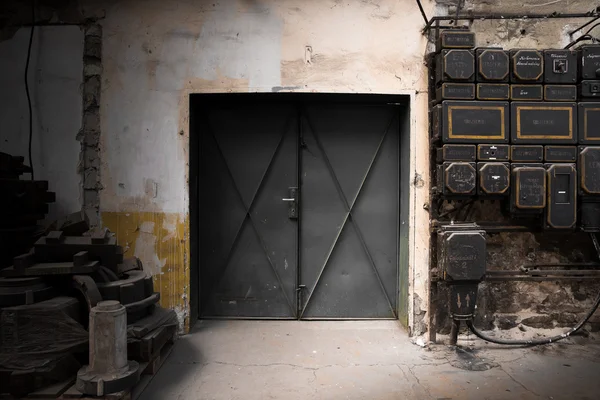 Vieja puerta de metal industrial — Foto de Stock
