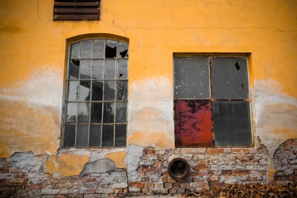 Windows in geel muur — Stockfoto