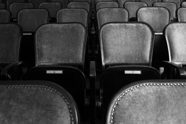 Stolar i en gammal teater — Stockfoto