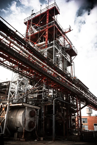 遗弃化学工厂设备塔 — 图库照片