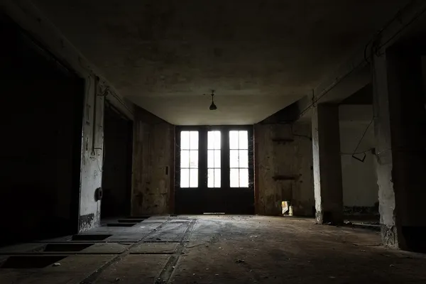 Interior industrial abandonado com pouca luz — Fotografia de Stock