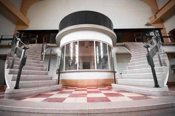 Oude verlaten industrieel gebouw leeg interieur — Stockfoto