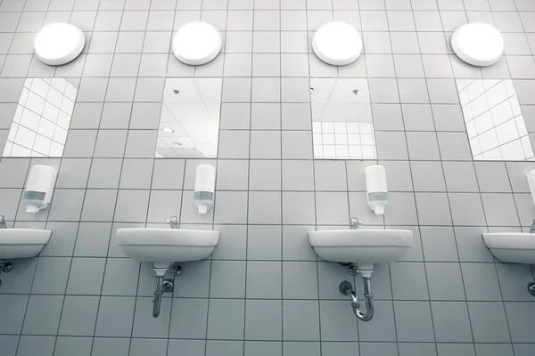 Lege hand op een schone openbare toiletten — Stockfoto