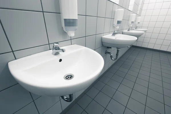 Leere Hand auf sauberen öffentlichen Toiletten — Stockfoto