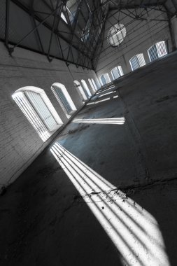 boş bir ıssız sanayi içinde bina