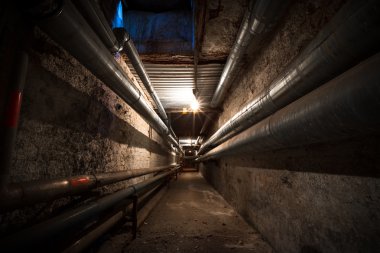 bir fabrika binası bodrum koridoru