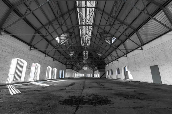 Un edificio industrial desolado vacío dentro —  Fotos de Stock