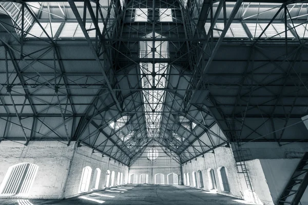 Un bâtiment industriel vide et désolé à l'intérieur — Photo