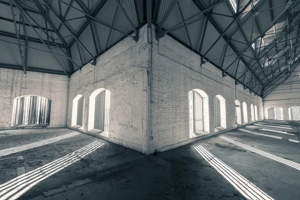 Een lege verlaten industrieel gebouw binnen — Stockfoto