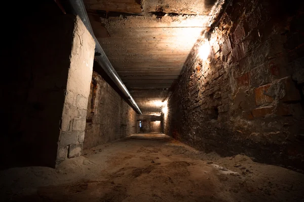 Um corredor de cave de construção de fábrica — Fotografia de Stock