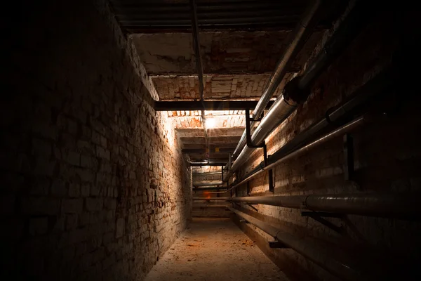 Un bâtiment d'usine couloir sous-sol — Photo