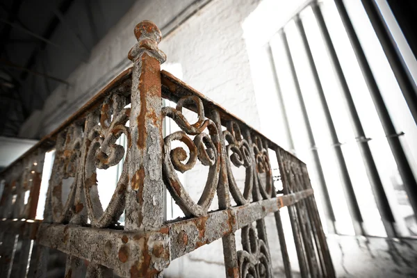 Una vieja barandilla oxidada de hierro forjado — Foto de Stock