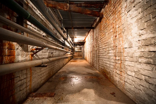 Een fabrieksgebouw kelder corridor Stockfoto