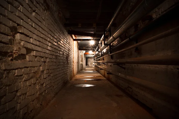 Een fabrieksgebouw kelder corridor Stockafbeelding