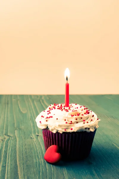 Dulce poco pastel de cumpleaños — Foto de Stock