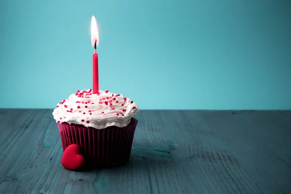 Tatlı küçük doğum günü pastası mumlar ile