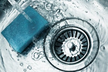 un lavello in acciaio inox scarico