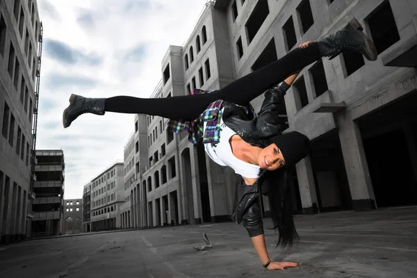 Hip-hop dancer girl posing on the deserted streets — Stock Photo, Image