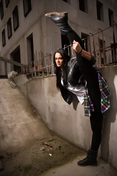 Bailarina de hip-hop posando en las calles desiertas — Foto de Stock
