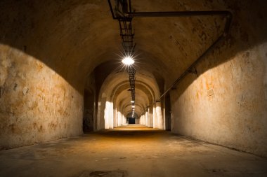 eski bir Endüstriyel Bina içinde Bodrum 