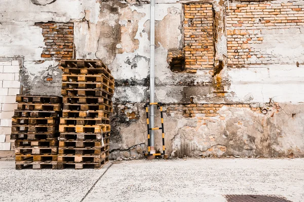 La pila de las plataformas el ladrillo ante la pared — Foto de Stock