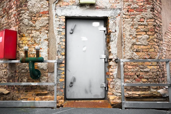 Παλαιό βιομηχανικό κτήριο εξωτερικό τοίχο, πόρτα — Φωτογραφία Αρχείου
