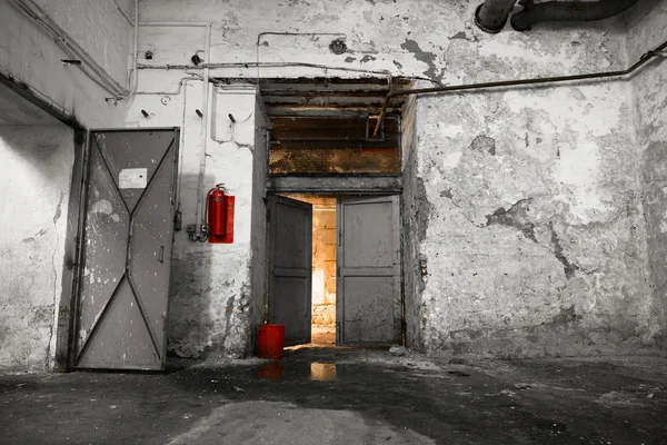 Inne i en gammal industribyggnad, källaren — Stockfoto